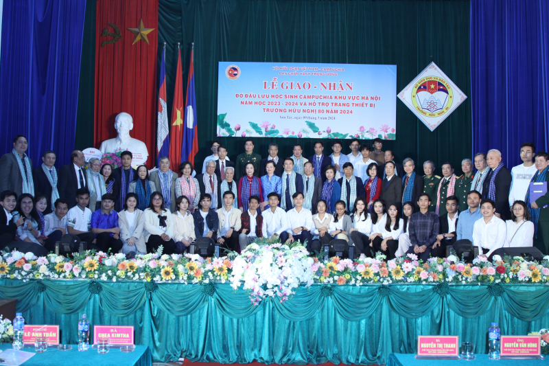 Trưởng Ban Công tác đại biểu, Chủ tịch Hội hữu nghị Việt Nam – Campuchia Nguyễn Thị Thanh chụp hình lưu niệm với các cha mẹ và các sinh viên Campuchia được nhận đỡ đầu